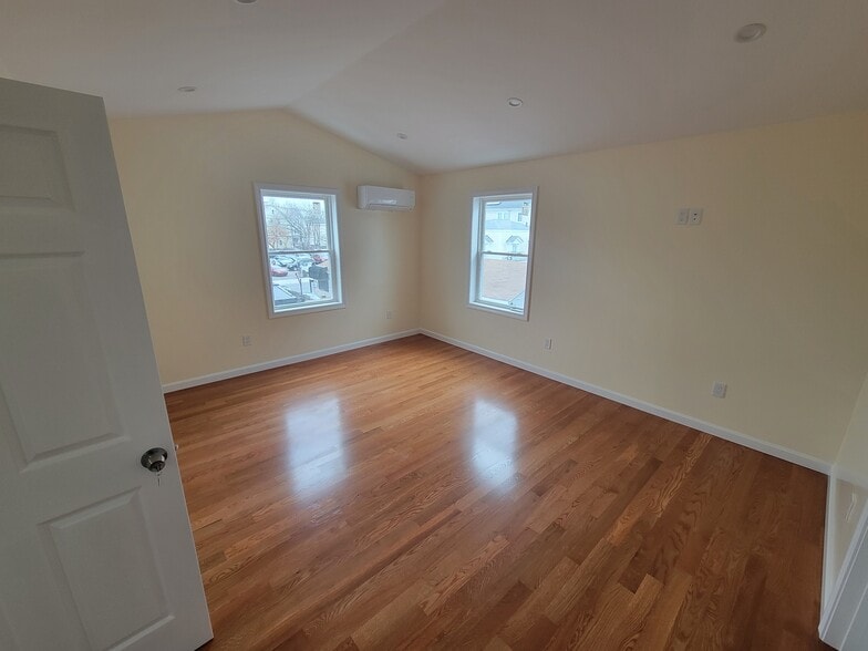 Building Photo - 33 Hamilton St