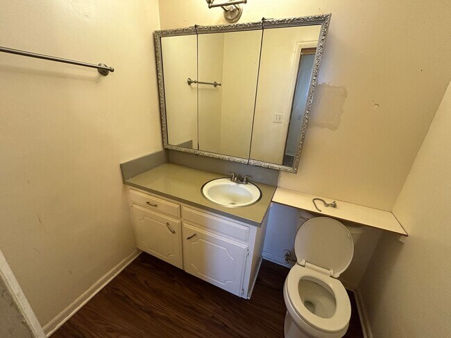 Building Photo - 5 Bedrooms Near Downtown!