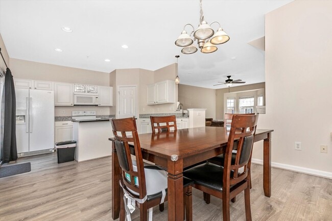 Building Photo - Twin Arch