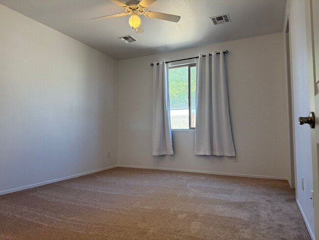 Building Photo - Laveen, Gated Community, 3 bed, 2 bath Gre...