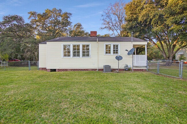 Building Photo - 2 Bedroom, 1 Bath home in Center of Richmond Hill - Richmond Hill close to Ft. Stewart and HAAF