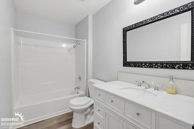 Building Photo - Stunning 3Bdm 2Ba Home with Fenced Patio and 2-Car Garage in San Diego