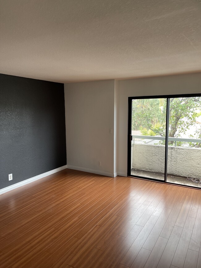 Building Photo - 7230 Kelvin Ave