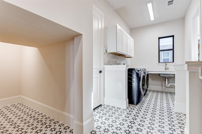 Building Photo - 7606 Redwoods Frst Dr