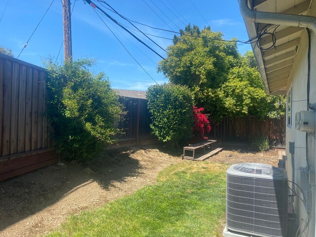 Building Photo - Quiet Sunnyvale Home