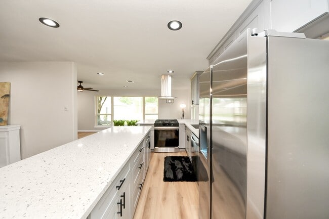 Building Photo - 2407 Crestdale Dr