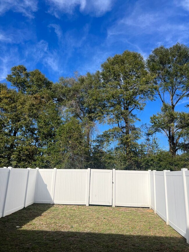 Building Photo - 107 Winthrope Ln