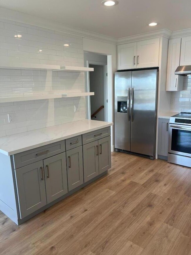 Building Photo - 875 Tierra Alta St