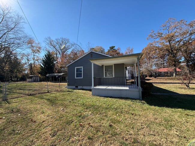 Building Photo - Charming 2 Bedroom Home With Spacious Yard!