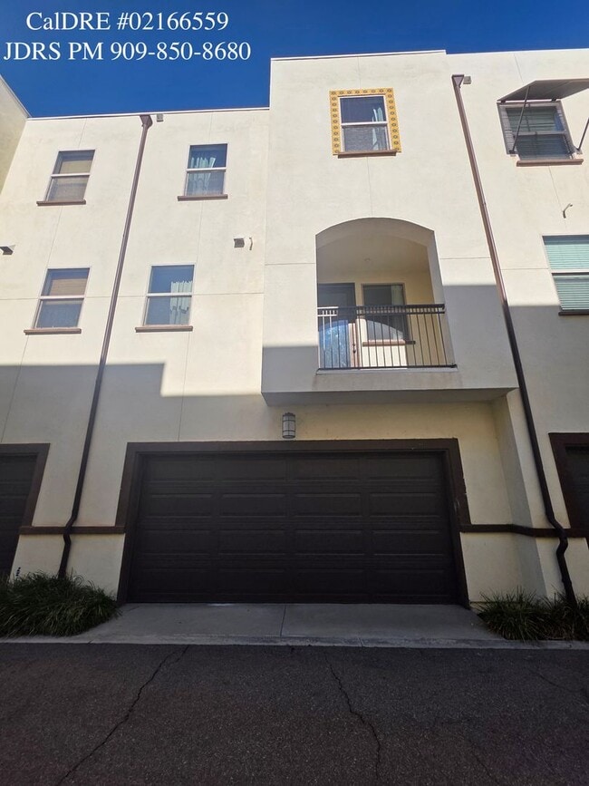 Building Photo - Bellflower 3 Bedroom Townhouse