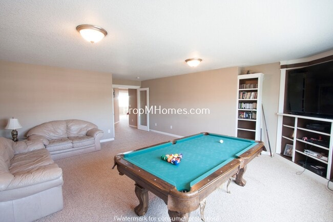 Building Photo - Beautiful Five Bedroom Craftsman Style Home in Molalla!