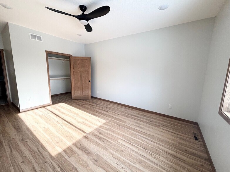 Building Photo - 577 Main St W