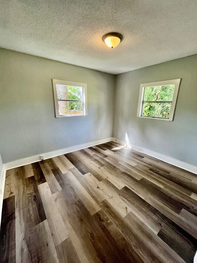 Building Photo - HUGE Dade City 3BR/1BA/1 Car Garage Home w/Tons of Living Area! NO APPLICATION FEE!