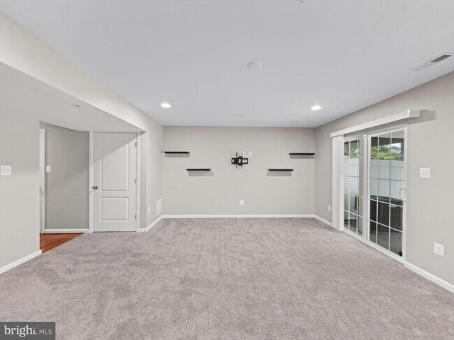 Building Photo - 7425 Willow View Ln