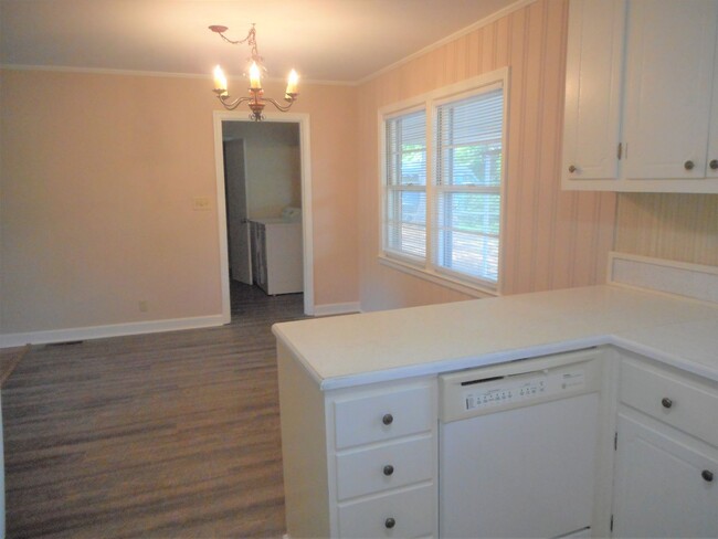 Building Photo - 3 Bedroom 2 Bath Brick Ranch Within 1 Bloc...