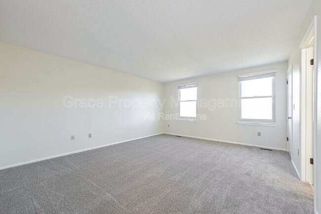 Building Photo - 580 E Kettle Ave