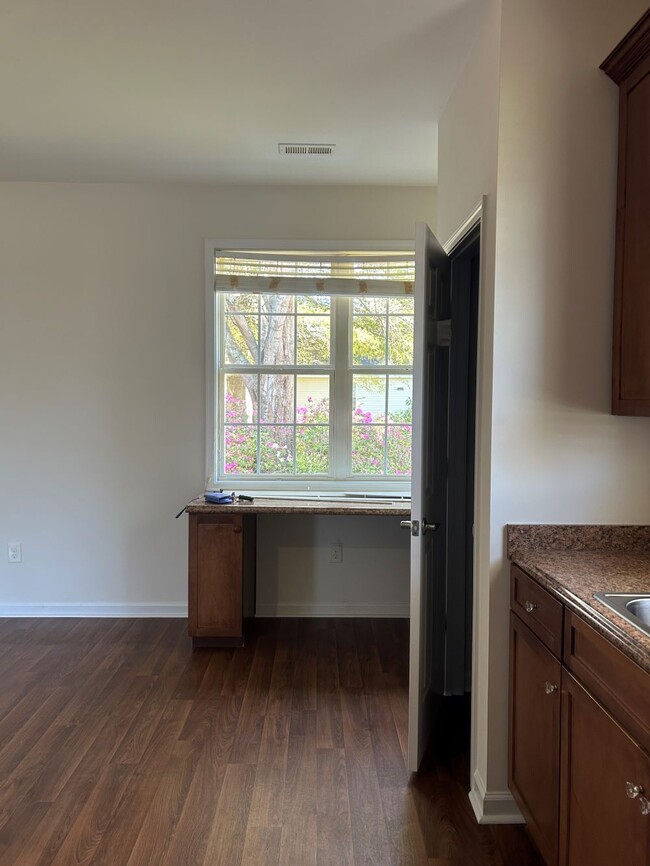 Building Photo - 2099 Oak St