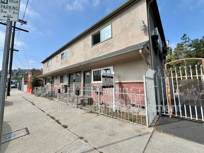Building Photo - 3819 1/2 Verdugo Rd