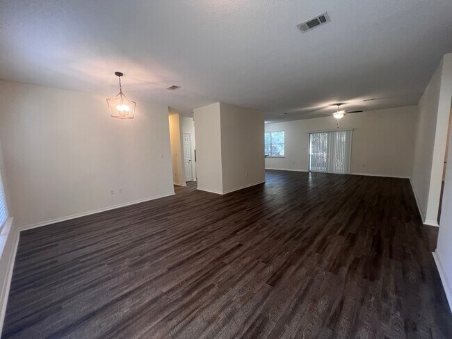 Building Photo - 49 Las Roblas Grande Dr