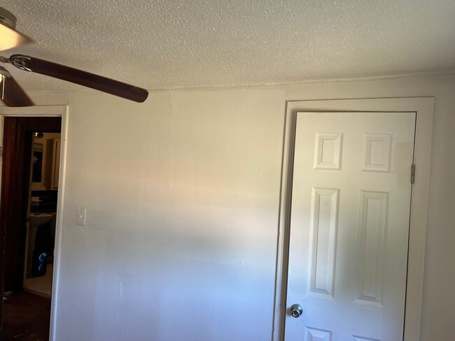 Building Photo - 2 Bed, 1 Bath Home