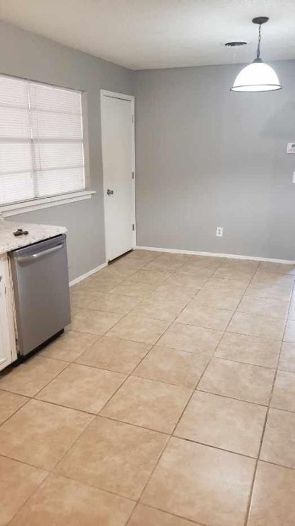 Building Photo - Located in Canyon 3/2/1 great area CH/A