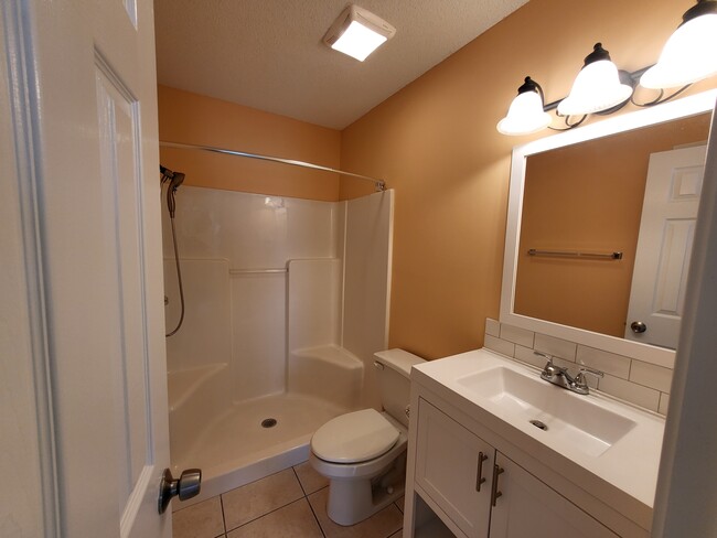 Secondary bull bathroom - 4910 Windsor Green Way