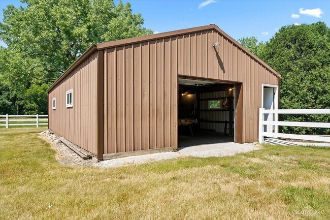 Building Photo - 2S920 Hickory Ln