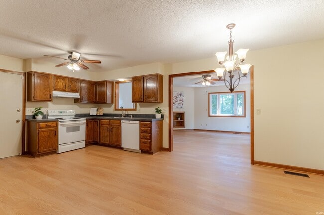 Building Photo - 6800 Oakmont Ct