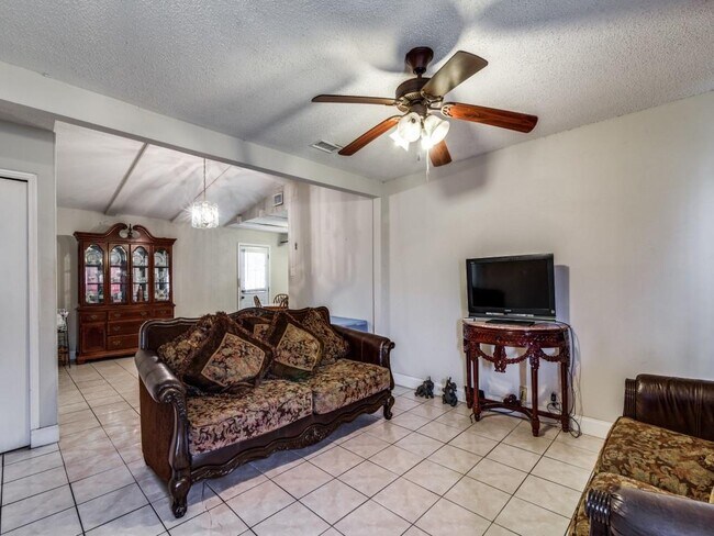 Building Photo - 1406 Ridgecrest Dr