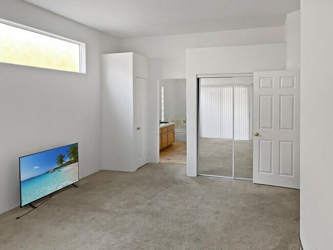 Building Photo - 54670 Avenida Alvarado