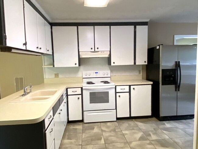Building Photo - 4BR brick home with rocking chair porch, f...