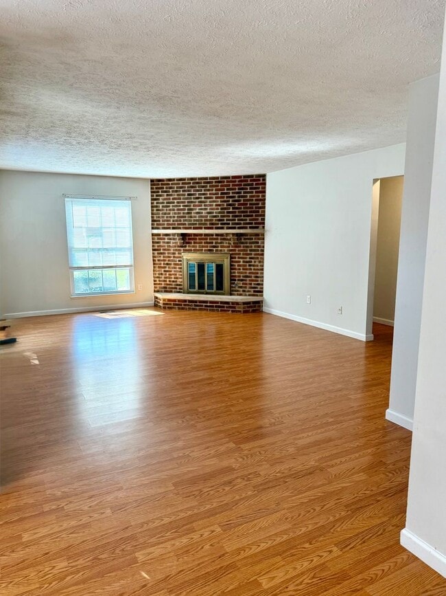 Building Photo - 2 BEDRM CONDO AVAILABLE NOW! MONTHLY RENT ...