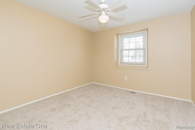 Building Photo - 5075 Buckingham Pl Dr