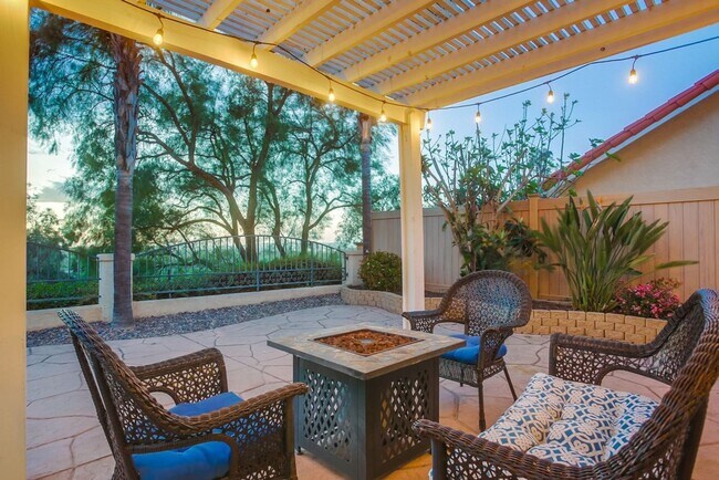 Building Photo - Beautiful, spacious 3 bedroom 2.5 bath hom...