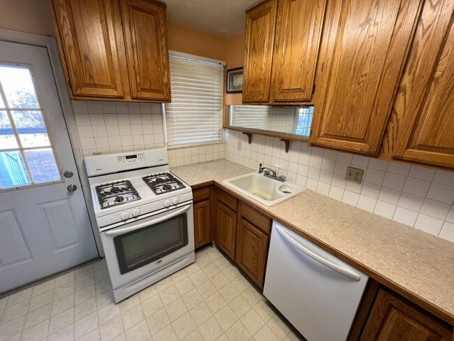 Building Photo - 3 Bed 2 Bath House