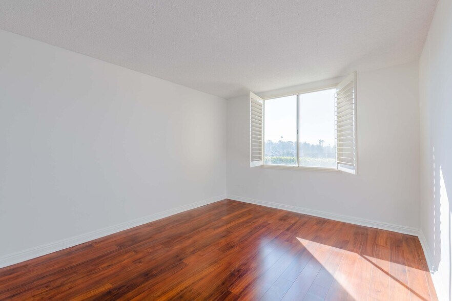 Building Photo - 12830 Burbank Blvd