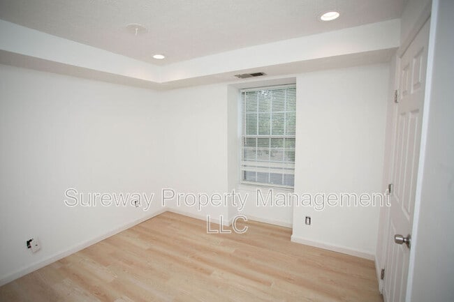 Building Photo - 142 Kenwood Dr