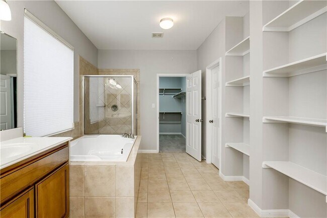 Building Photo - 321 Shea Dr