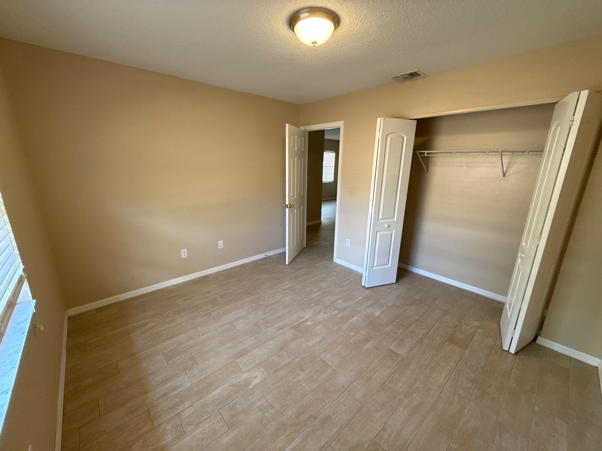 Building Photo - 2550 E Constance Ct