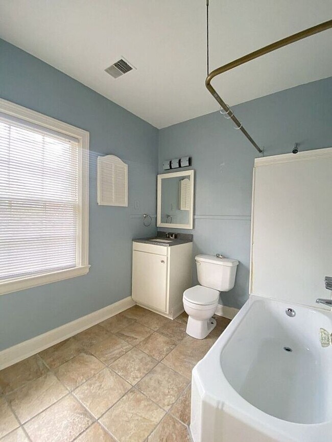 Building Photo - Heathwood / Shandon 1 bedroom condo just o...
