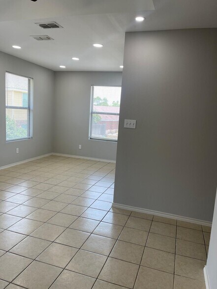 Building Photo - 406 E 3rd St