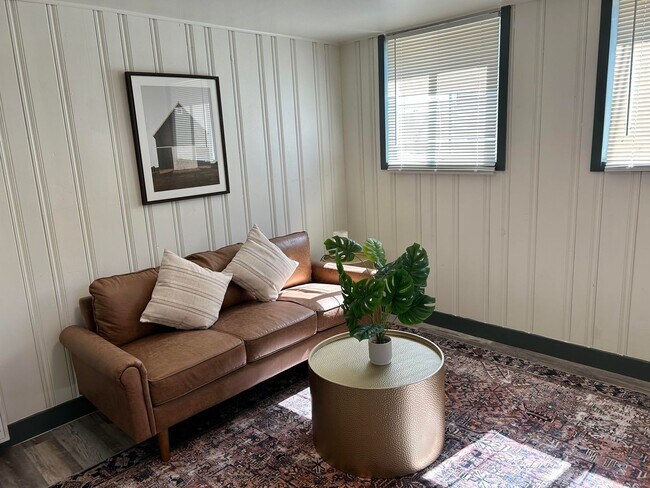 Building Photo - garden level one bedroom apartment