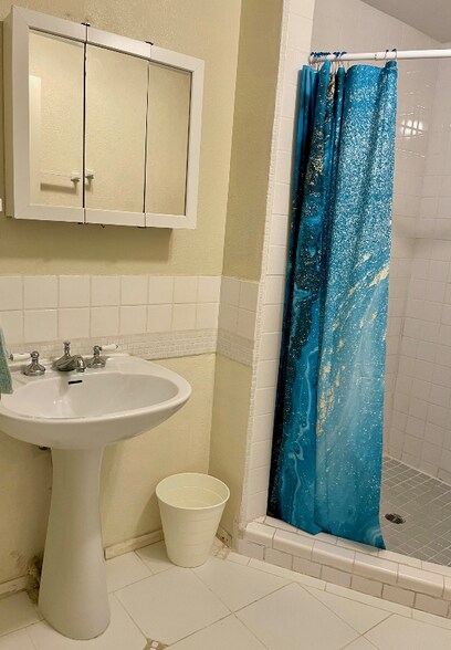 Building Photo - 1421 Riverview Dr