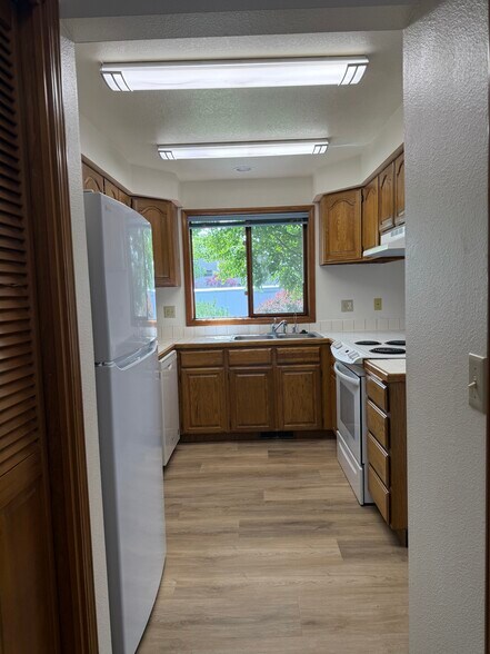 Kitchen - 703 E Manitoba Ave