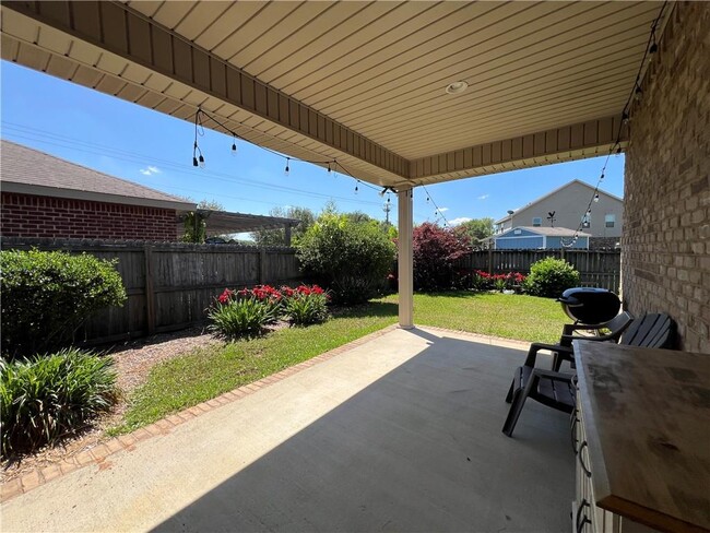 Building Photo - 9923 Summer Woods Cir N