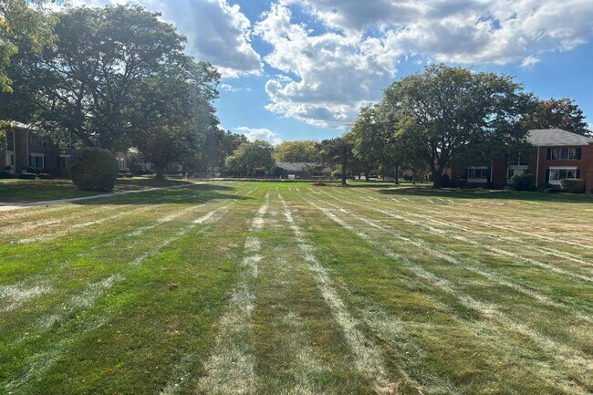 Building Photo - 689 E Fox Hills Dr