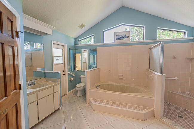 Building Photo - 409 SW Whitmore Dr