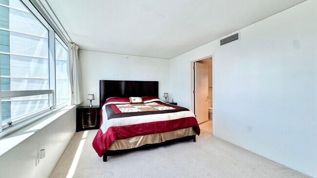 Building Photo - 2 BED/2 BATH FURNISHED UNIT AT HIGHLY DESI...