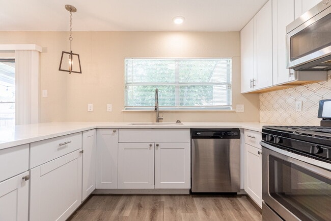Building Photo - 1366 Bayou Dr