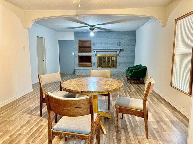 Building Photo - 1013 W 3rd St